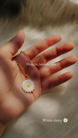 White daisy neckpiece